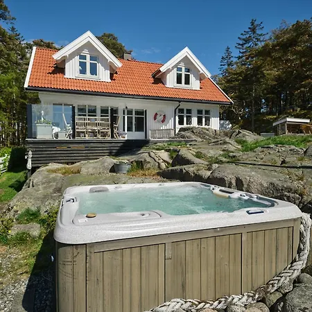 Beachfront Gem With Outdoor Kitchen In Hvaler *