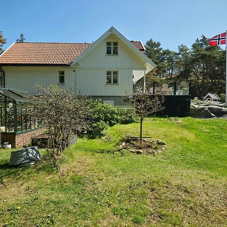 Beachfront Gem With Outdoor Kitchen In Hvaler *